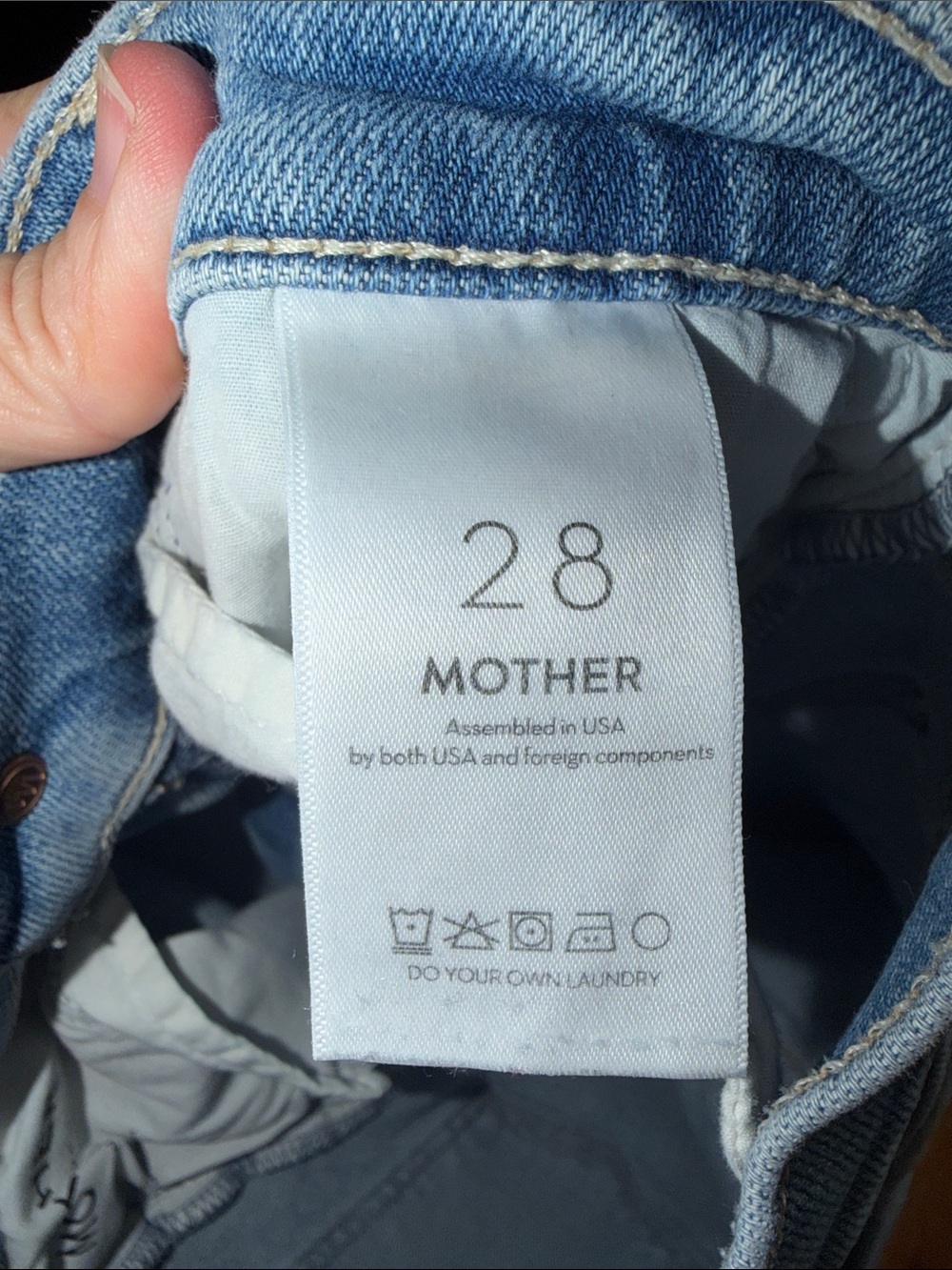 MOTHER Jeans 28 The Weekender Frayed Hem in Glow Up - Picture 5 of 6